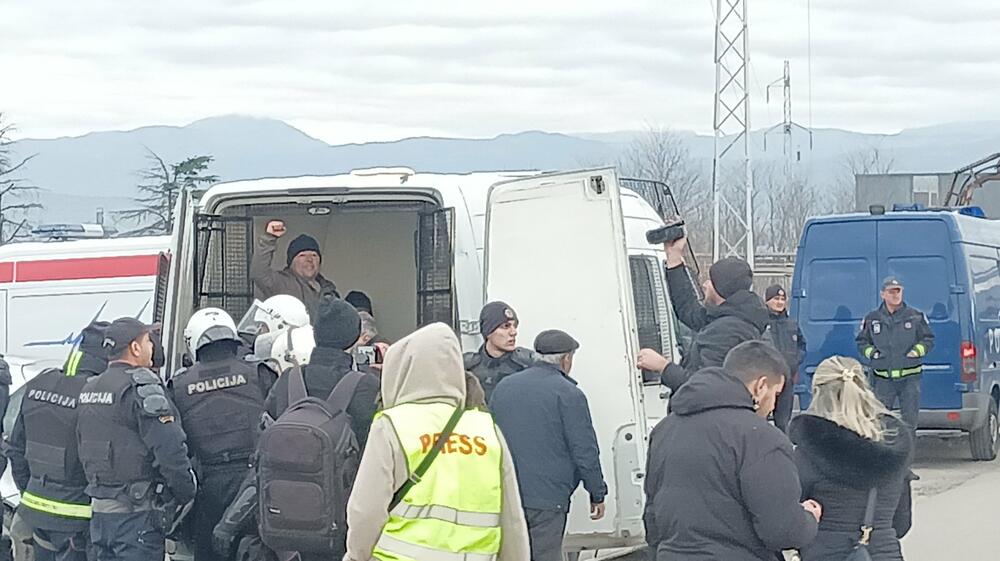 <p>Uhapšeno više stanovnika Zete, među njima i predsjednik Opštine Mihailo Asanović. Lider DNP-a Milan Knežević samovoljno ušao u policijsku "maricu"</p>