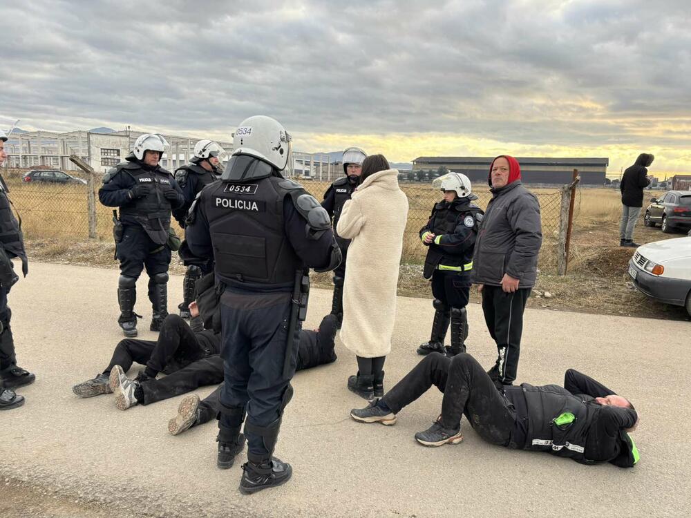 <p>Uhapšeno više stanovnika Zete, među njima i predsjednik Opštine Mihailo Asanović. Lider DNP-a Milan Knežević samovoljno ušao u policijsku "maricu"</p>