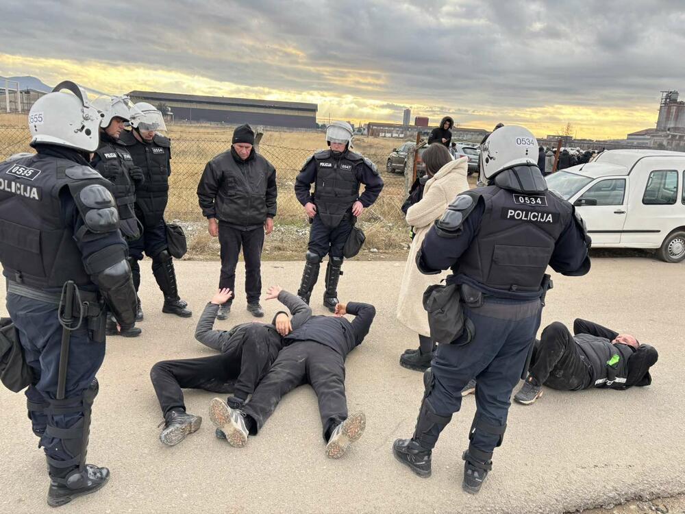 <p>Uhapšeno više stanovnika Zete, među njima i predsjednik Opštine Mihailo Asanović. Lider DNP-a Milan Knežević samovoljno ušao u policijsku "maricu"</p>