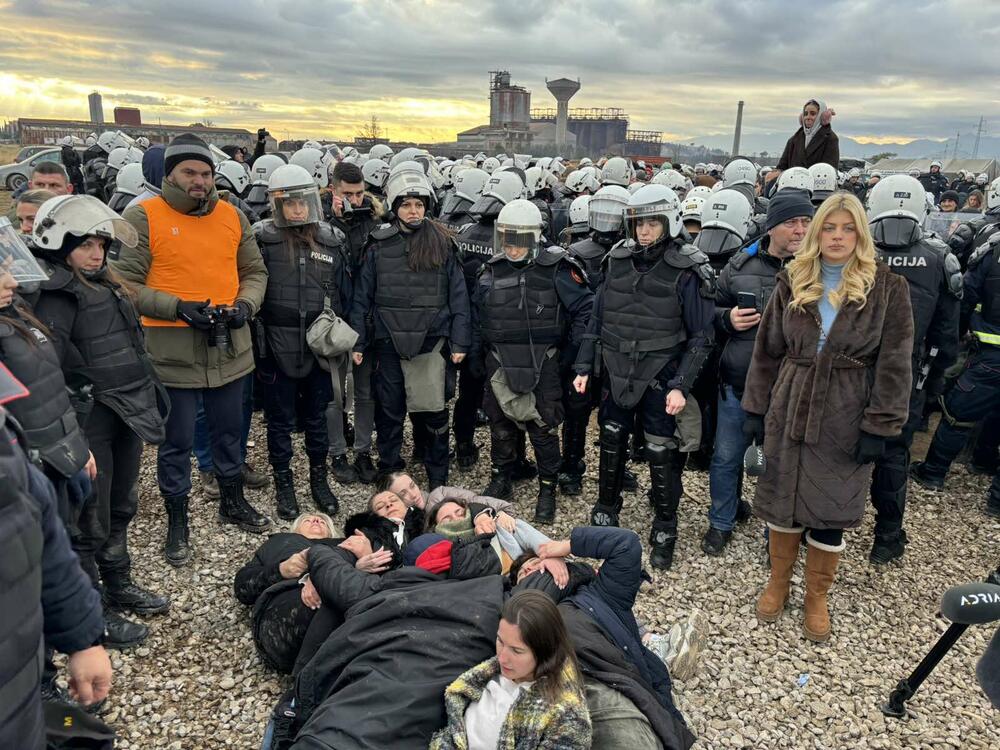 <p>Uhapšeno više stanovnika Zete, među njima i predsjednik Opštine Mihailo Asanović. Lider DNP-a Milan Knežević samovoljno ušao u policijsku "maricu"</p>