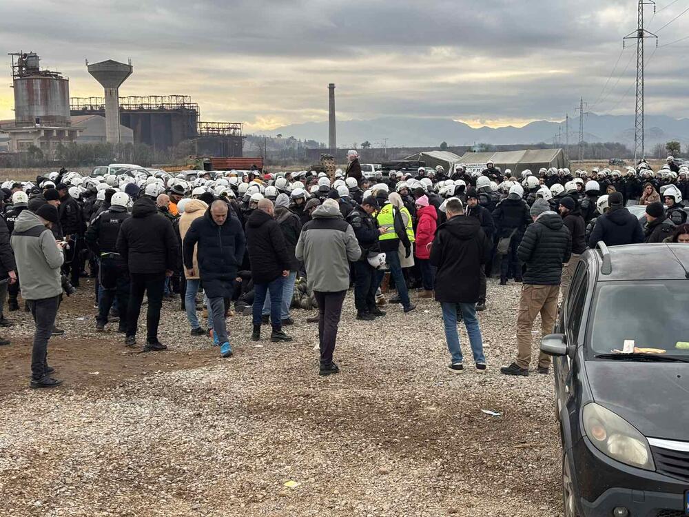 <p>Uhapšeno više stanovnika Zete, među njima i predsjednik Opštine Mihailo Asanović. Lider DNP-a Milan Knežević samovoljno ušao u policijsku "maricu"</p>