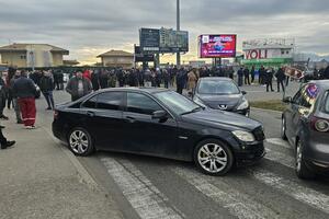Građani Zete blokirali kružni tok prema aerodromu i puteve prema...