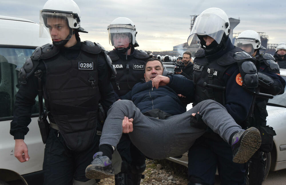 <p><!--StartFragment -->Nakon neuspješne intervencije Komunalne policije rano jutros u Botunu na mjestu gdje je planirana izgradnja postrojenja za pročišćavanje otpadnih voda, intervenisala je policija koja uhapsila demonstrante, među kojima i predsjednika Opštine Zeta Mihaila Asanovića. Pogledajte kako je sve to izgledalo zabilježeno okom kamere fotoreportera "Vijesti".</p>