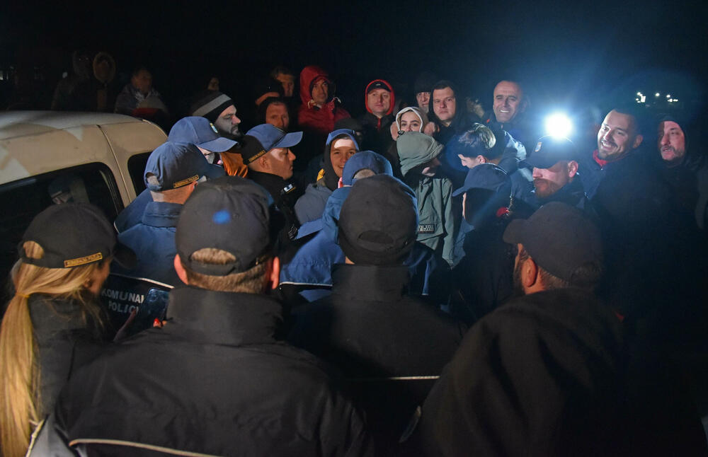 <p><!--StartFragment -->Nakon neuspješne intervencije Komunalne policije rano jutros u Botunu na mjestu gdje je planirana izgradnja postrojenja za pročišćavanje otpadnih voda, intervenisala je policija koja uhapsila demonstrante, među kojima i predsjednika Opštine Zeta Mihaila Asanovića. Pogledajte kako je sve to izgledalo zabilježeno okom kamere fotoreportera "Vijesti".</p>