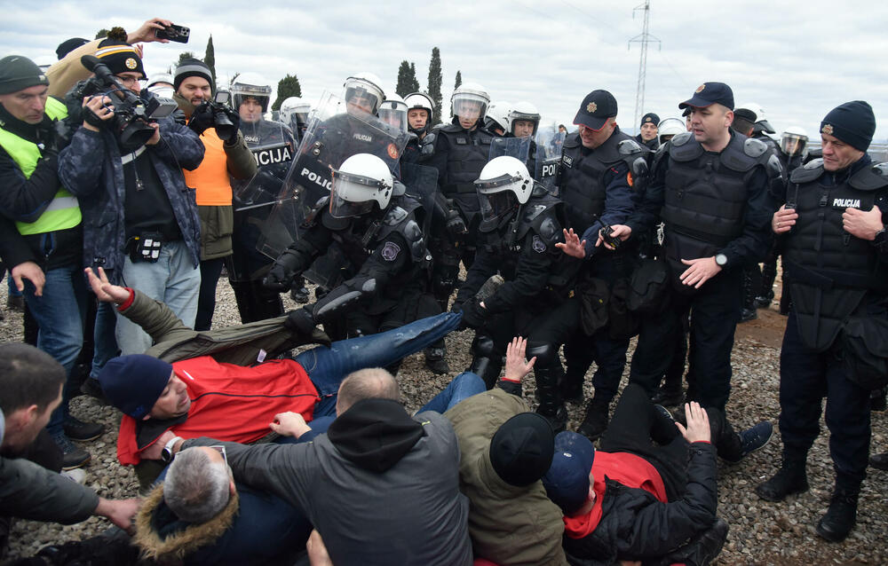 <p><!--StartFragment -->Nakon neuspješne intervencije Komunalne policije rano jutros u Botunu na mjestu gdje je planirana izgradnja postrojenja za pročišćavanje otpadnih voda, intervenisala je policija koja uhapsila demonstrante, među kojima i predsjednika Opštine Zeta Mihaila Asanovića. Pogledajte kako je sve to izgledalo zabilježeno okom kamere fotoreportera "Vijesti".</p>