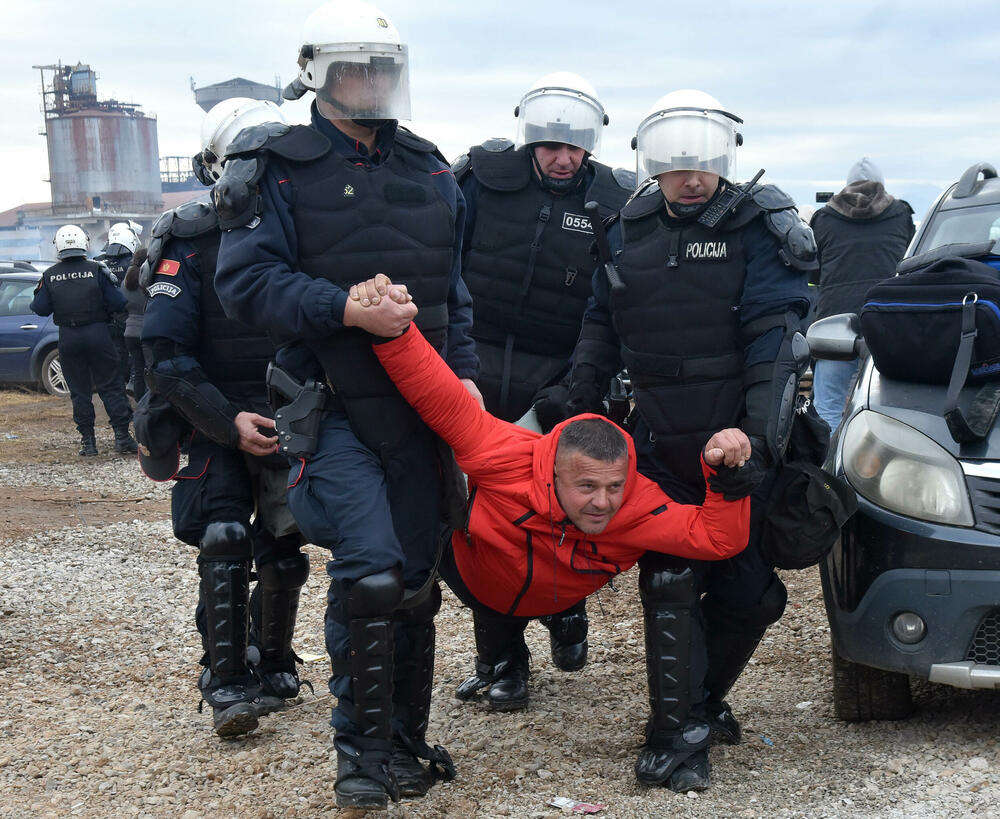 <p><!--StartFragment -->Nakon neuspješne intervencije Komunalne policije rano jutros u Botunu na mjestu gdje je planirana izgradnja postrojenja za pročišćavanje otpadnih voda, intervenisala je policija koja uhapsila demonstrante, među kojima i predsjednika Opštine Zeta Mihaila Asanovića. Pogledajte kako je sve to izgledalo zabilježeno okom kamere fotoreportera "Vijesti".</p>