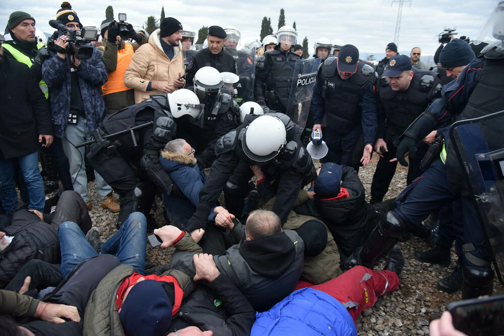 <p><!--StartFragment -->Nakon neuspješne intervencije Komunalne policije rano jutros u Botunu na mjestu gdje je planirana izgradnja postrojenja za pročišćavanje otpadnih voda, intervenisala je policija koja uhapsila demonstrante, među kojima i predsjednika Opštine Zeta Mihaila Asanovića. Pogledajte kako je sve to izgledalo zabilježeno okom kamere fotoreportera "Vijesti".</p>