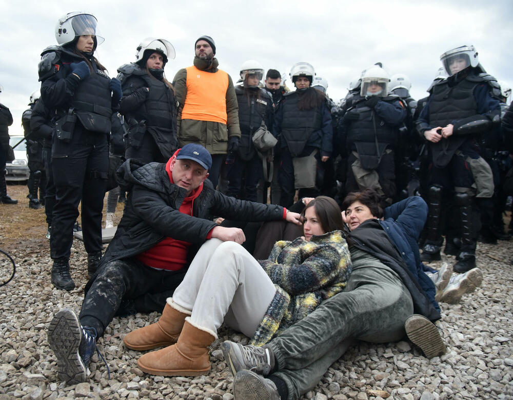 <p><!--StartFragment -->Nakon neuspješne intervencije Komunalne policije rano jutros u Botunu na mjestu gdje je planirana izgradnja postrojenja za pročišćavanje otpadnih voda, intervenisala je policija koja uhapsila demonstrante, među kojima i predsjednika Opštine Zeta Mihaila Asanovića. Pogledajte kako je sve to izgledalo zabilježeno okom kamere fotoreportera "Vijesti".</p>