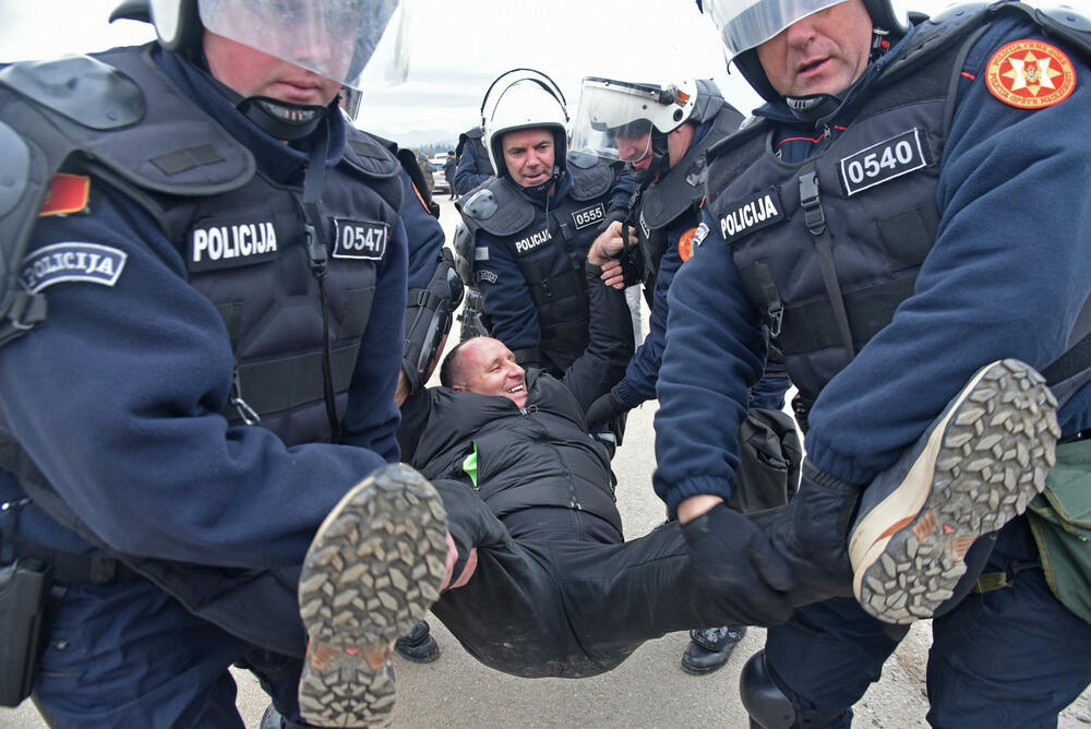 <p><!--StartFragment -->Nakon neuspješne intervencije Komunalne policije rano jutros u Botunu na mjestu gdje je planirana izgradnja postrojenja za pročišćavanje otpadnih voda, intervenisala je policija koja uhapsila demonstrante, među kojima i predsjednika Opštine Zeta Mihaila Asanovića. Pogledajte kako je sve to izgledalo zabilježeno okom kamere fotoreportera "Vijesti".</p>