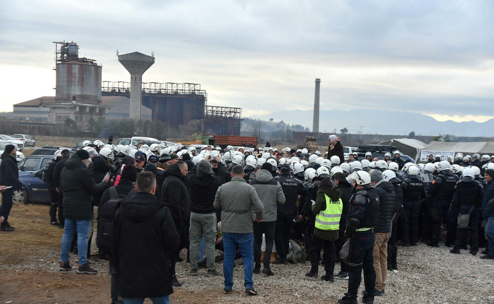 <p><!--StartFragment -->Nakon neuspješne intervencije Komunalne policije rano jutros u Botunu na mjestu gdje je planirana izgradnja postrojenja za pročišćavanje otpadnih voda, intervenisala je policija koja uhapsila demonstrante, među kojima i predsjednika Opštine Zeta Mihaila Asanovića. Pogledajte kako je sve to izgledalo zabilježeno okom kamere fotoreportera "Vijesti".</p>