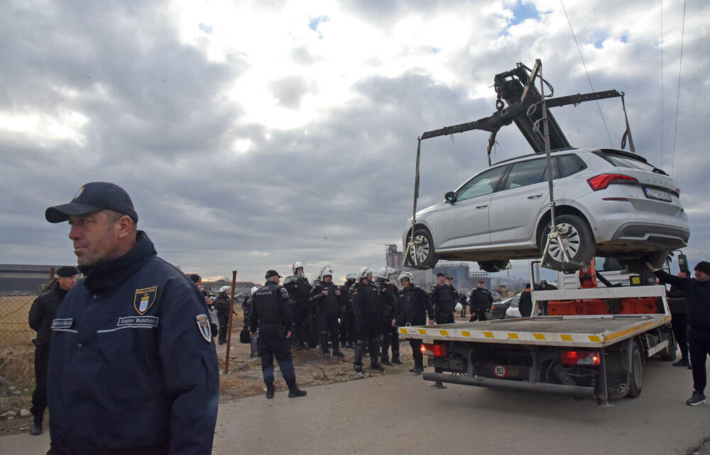 <p><!--StartFragment -->Nakon neuspješne intervencije Komunalne policije rano jutros u Botunu na mjestu gdje je planirana izgradnja postrojenja za pročišćavanje otpadnih voda, intervenisala je policija koja uhapsila demonstrante, među kojima i predsjednika Opštine Zeta Mihaila Asanovića. Pogledajte kako je sve to izgledalo zabilježeno okom kamere fotoreportera "Vijesti".</p>