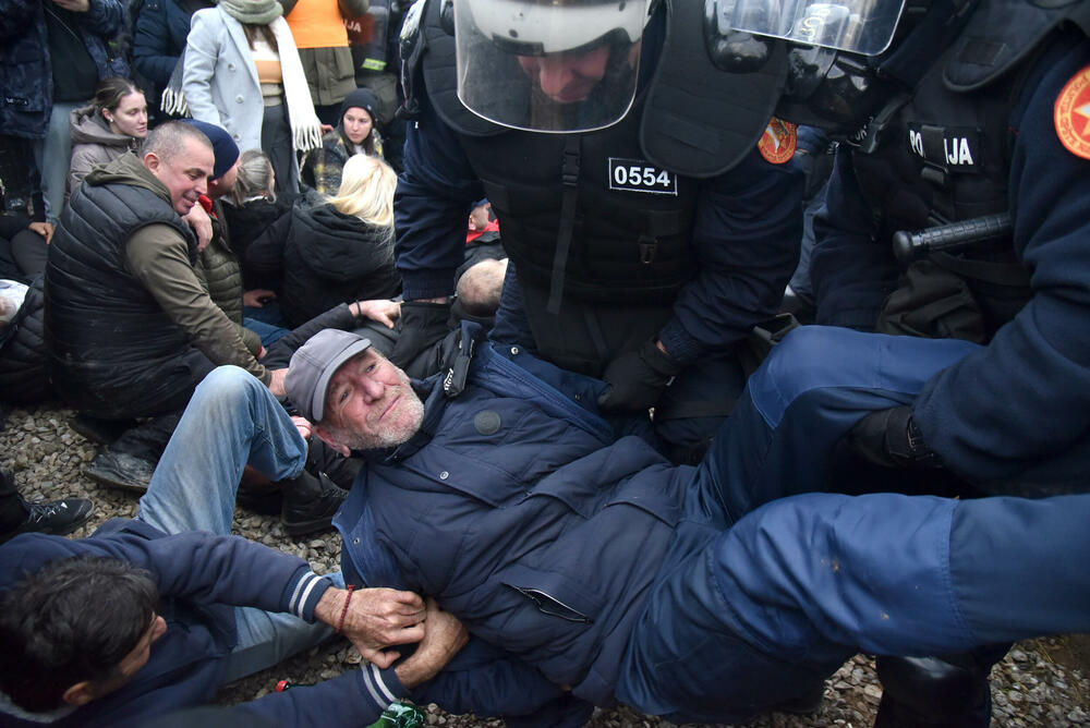 <p><!--StartFragment -->Nakon neuspješne intervencije Komunalne policije rano jutros u Botunu na mjestu gdje je planirana izgradnja postrojenja za pročišćavanje otpadnih voda, intervenisala je policija koja uhapsila demonstrante, među kojima i predsjednika Opštine Zeta Mihaila Asanovića. Pogledajte kako je sve to izgledalo zabilježeno okom kamere fotoreportera "Vijesti".</p>