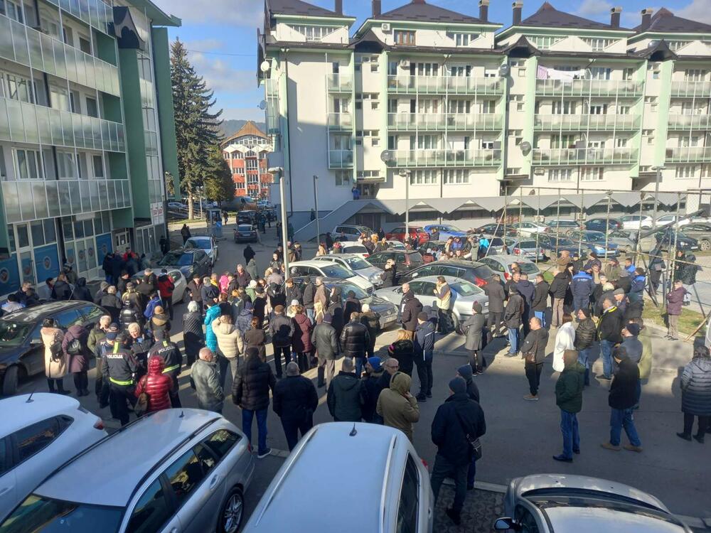 <p>Vraneš pozvao direktora "Grijanja" da podnese ostavku, optužio ga da ne stoji uz građane</p>