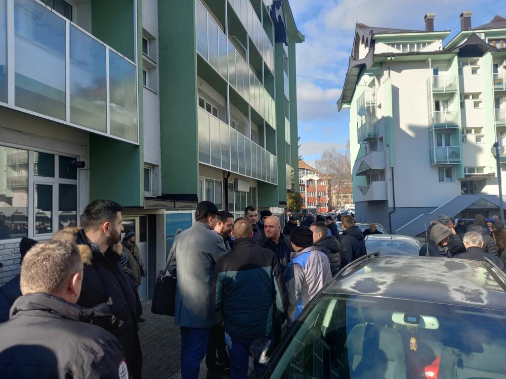 <p>Vraneš pozvao direktora "Grijanja" da podnese ostavku, optužio ga da ne stoji uz građane</p>