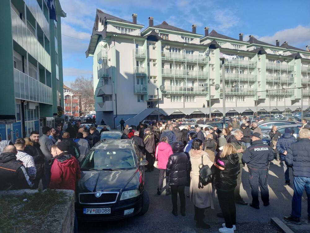 <p>Vraneš pozvao direktora "Grijanja" da podnese ostavku, optužio ga da ne stoji uz građane</p>