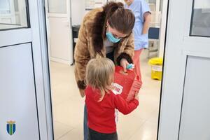 Opština Bar: Uručeni novogodišnji paketići na pedijatrijskom...