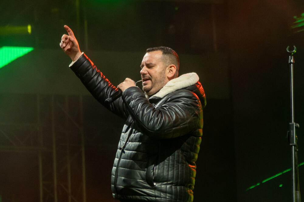 <p>Uz gromoglasne ovacije i horsko pjevanje, Rajović je napravio pravi opšti haos izvodeći svoje najveće hitove &ndash; "Usne boje vina", "Provokacija" i "Pomozite mi drugovi"</p>  <p>Trg Starog grada bio je ispunjen do posljednjeg mjesta, a emocija koja se širila među publikom učinila je da Budva te večeri diše kao jedno</p>