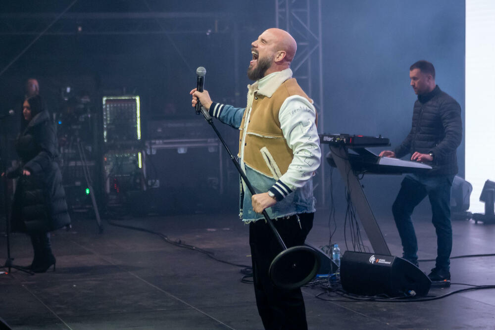 <p>Uz gromoglasne ovacije i horsko pjevanje, Rajović je napravio pravi opšti haos izvodeći svoje najveće hitove &ndash; "Usne boje vina", "Provokacija" i "Pomozite mi drugovi"</p>  <p>Trg Starog grada bio je ispunjen do posljednjeg mjesta, a emocija koja se širila među publikom učinila je da Budva te večeri diše kao jedno</p>