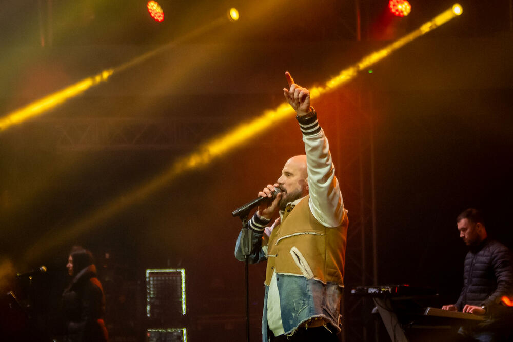 <p>Uz gromoglasne ovacije i horsko pjevanje, Rajović je napravio pravi opšti haos izvodeći svoje najveće hitove &ndash; "Usne boje vina", "Provokacija" i "Pomozite mi drugovi"</p>  <p>Trg Starog grada bio je ispunjen do posljednjeg mjesta, a emocija koja se širila među publikom učinila je da Budva te večeri diše kao jedno</p>