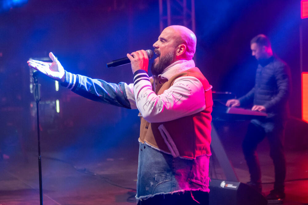 <p>Uz gromoglasne ovacije i horsko pjevanje, Rajović je napravio pravi opšti haos izvodeći svoje najveće hitove &ndash; "Usne boje vina", "Provokacija" i "Pomozite mi drugovi"</p>  <p>Trg Starog grada bio je ispunjen do posljednjeg mjesta, a emocija koja se širila među publikom učinila je da Budva te večeri diše kao jedno</p>