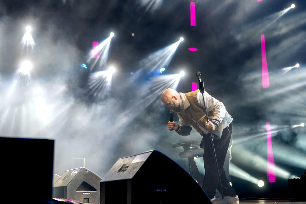 <p>Uz gromoglasne ovacije i horsko pjevanje, Rajović je napravio pravi opšti haos izvodeći svoje najveće hitove &ndash; "Usne boje vina", "Provokacija" i "Pomozite mi drugovi"</p>  <p>Trg Starog grada bio je ispunjen do posljednjeg mjesta, a emocija koja se širila među publikom učinila je da Budva te večeri diše kao jedno</p>