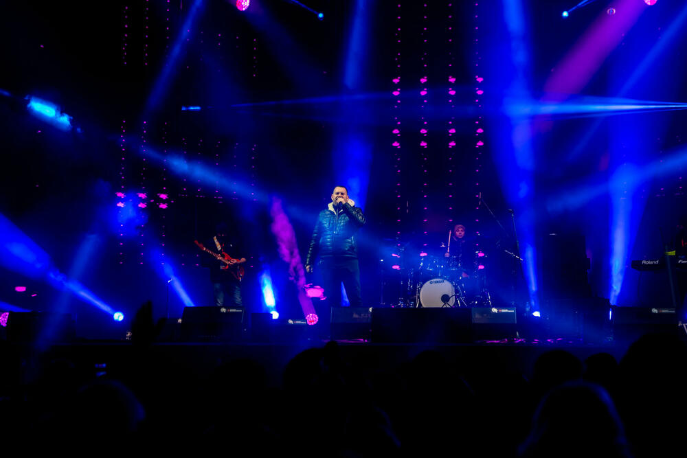 <p>Uz gromoglasne ovacije i horsko pjevanje, Rajović je napravio pravi opšti haos izvodeći svoje najveće hitove &ndash; "Usne boje vina", "Provokacija" i "Pomozite mi drugovi"</p>  <p>Trg Starog grada bio je ispunjen do posljednjeg mjesta, a emocija koja se širila među publikom učinila je da Budva te večeri diše kao jedno</p>