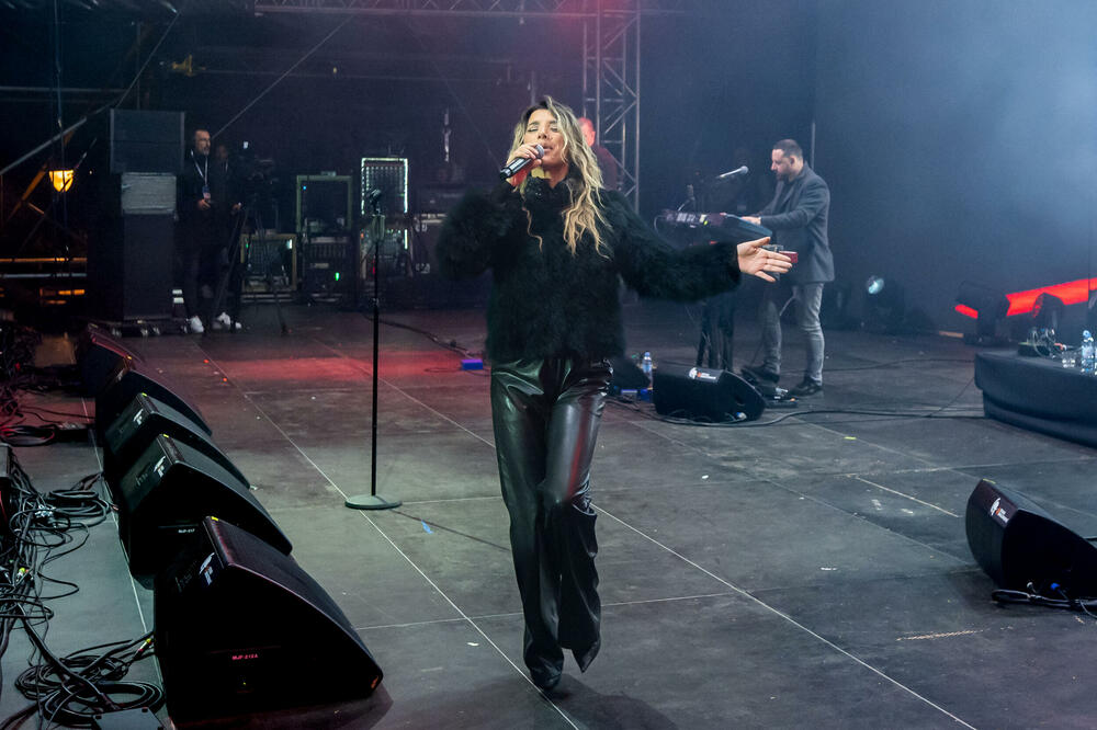 <p>Uz gromoglasne ovacije i horsko pjevanje, Rajović je napravio pravi opšti haos izvodeći svoje najveće hitove &ndash; "Usne boje vina", "Provokacija" i "Pomozite mi drugovi"</p>  <p>Trg Starog grada bio je ispunjen do posljednjeg mjesta, a emocija koja se širila među publikom učinila je da Budva te večeri diše kao jedno</p>