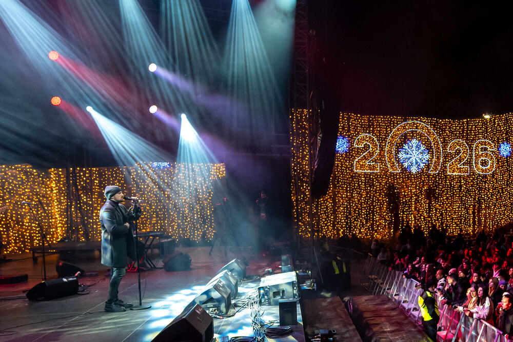 <p>Uz gromoglasne ovacije i horsko pjevanje, Rajović je napravio pravi opšti haos izvodeći svoje najveće hitove &ndash; "Usne boje vina", "Provokacija" i "Pomozite mi drugovi"</p>  <p>Trg Starog grada bio je ispunjen do posljednjeg mjesta, a emocija koja se širila među publikom učinila je da Budva te večeri diše kao jedno</p>
