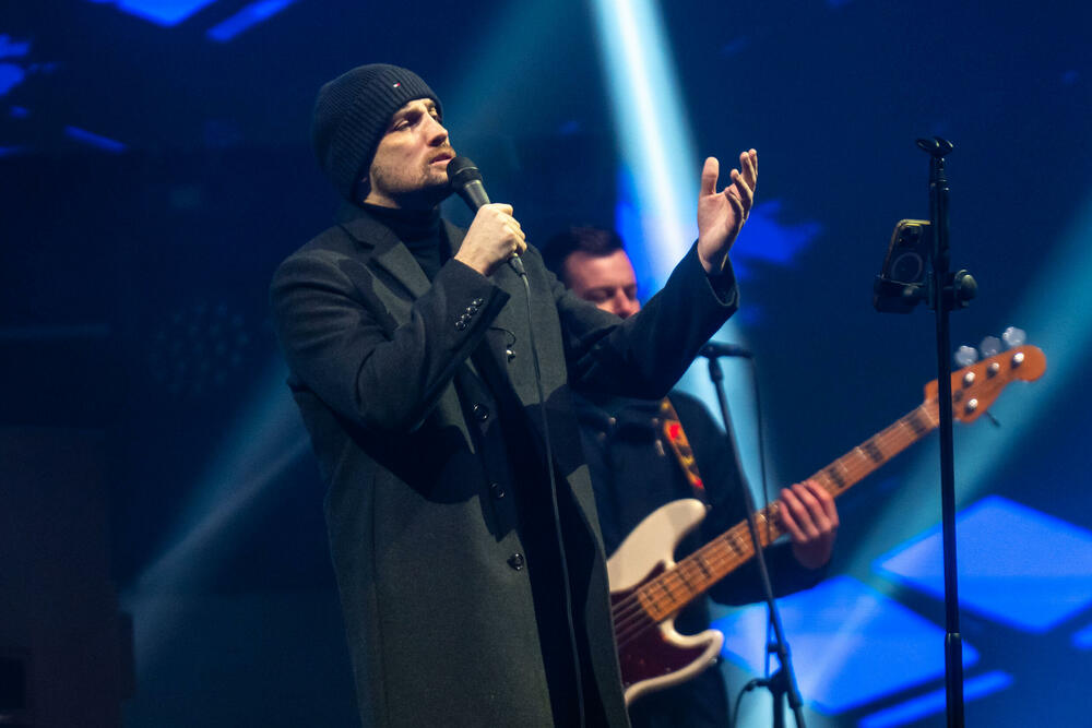 <p>Uz gromoglasne ovacije i horsko pjevanje, Rajović je napravio pravi opšti haos izvodeći svoje najveće hitove &ndash; "Usne boje vina", "Provokacija" i "Pomozite mi drugovi"</p>  <p>Trg Starog grada bio je ispunjen do posljednjeg mjesta, a emocija koja se širila među publikom učinila je da Budva te večeri diše kao jedno</p>