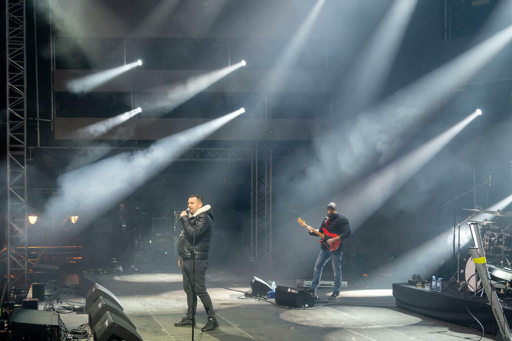 <p>Uz gromoglasne ovacije i horsko pjevanje, Rajović je napravio pravi opšti haos izvodeći svoje najveće hitove &ndash; "Usne boje vina", "Provokacija" i "Pomozite mi drugovi"</p>  <p>Trg Starog grada bio je ispunjen do posljednjeg mjesta, a emocija koja se širila među publikom učinila je da Budva te večeri diše kao jedno</p>