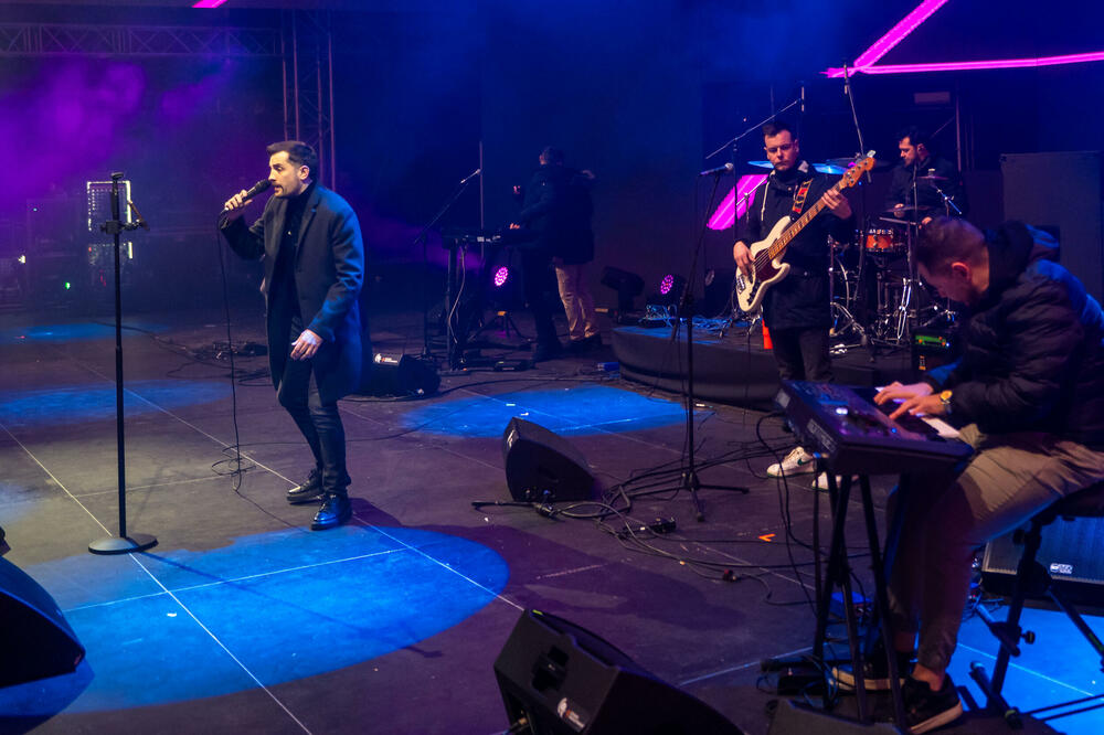 <p>Uz gromoglasne ovacije i horsko pjevanje, Rajović je napravio pravi opšti haos izvodeći svoje najveće hitove &ndash; "Usne boje vina", "Provokacija" i "Pomozite mi drugovi"</p>  <p>Trg Starog grada bio je ispunjen do posljednjeg mjesta, a emocija koja se širila među publikom učinila je da Budva te večeri diše kao jedno</p>