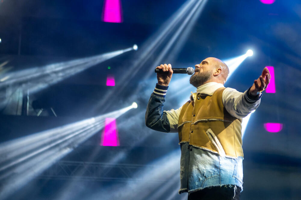 <p>Uz gromoglasne ovacije i horsko pjevanje, Rajović je napravio pravi opšti haos izvodeći svoje najveće hitove &ndash; "Usne boje vina", "Provokacija" i "Pomozite mi drugovi"</p>  <p>Trg Starog grada bio je ispunjen do posljednjeg mjesta, a emocija koja se širila među publikom učinila je da Budva te večeri diše kao jedno</p>