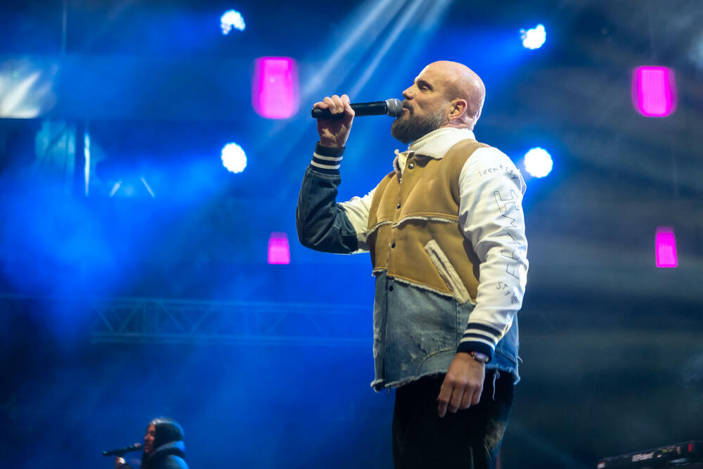 <p>Uz gromoglasne ovacije i horsko pjevanje, Rajović je napravio pravi opšti haos izvodeći svoje najveće hitove &ndash; "Usne boje vina", "Provokacija" i "Pomozite mi drugovi"</p>  <p>Trg Starog grada bio je ispunjen do posljednjeg mjesta, a emocija koja se širila među publikom učinila je da Budva te večeri diše kao jedno</p>