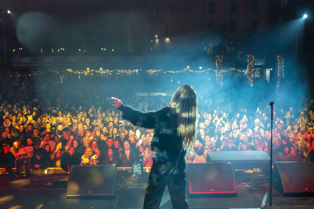 <p>Uz gromoglasne ovacije i horsko pjevanje, Rajović je napravio pravi opšti haos izvodeći svoje najveće hitove &ndash; "Usne boje vina", "Provokacija" i "Pomozite mi drugovi"</p>  <p>Trg Starog grada bio je ispunjen do posljednjeg mjesta, a emocija koja se širila među publikom učinila je da Budva te večeri diše kao jedno</p>