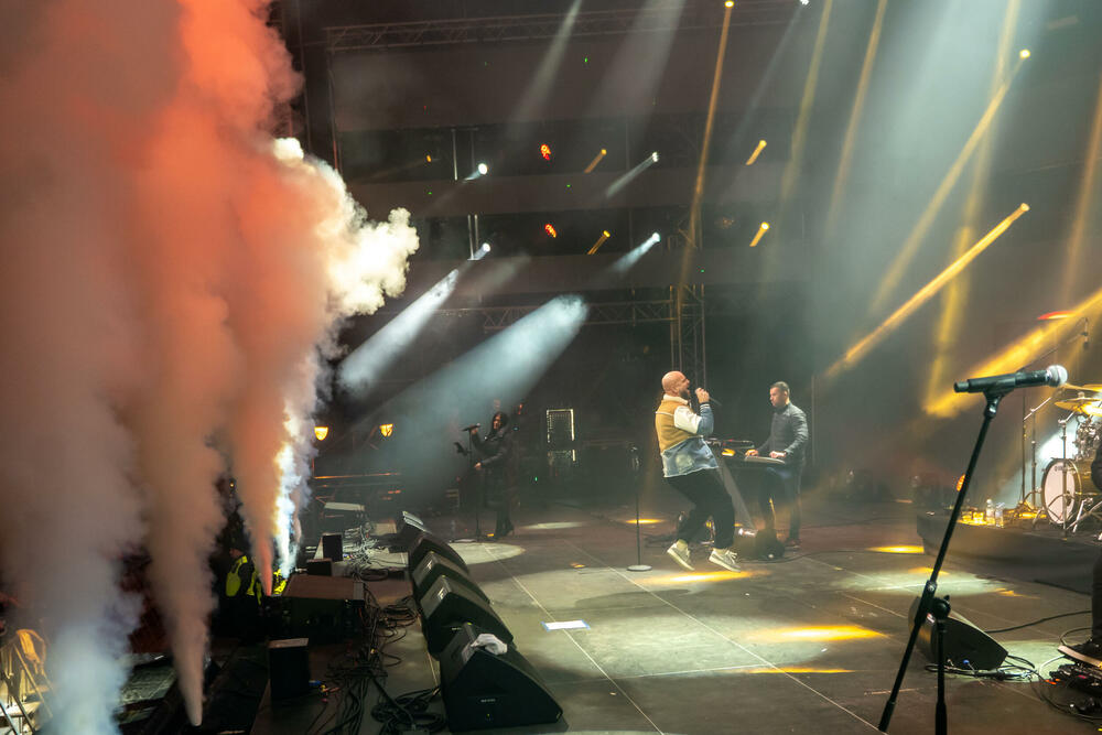 <p>Uz gromoglasne ovacije i horsko pjevanje, Rajović je napravio pravi opšti haos izvodeći svoje najveće hitove &ndash; "Usne boje vina", "Provokacija" i "Pomozite mi drugovi"</p>  <p>Trg Starog grada bio je ispunjen do posljednjeg mjesta, a emocija koja se širila među publikom učinila je da Budva te večeri diše kao jedno</p>