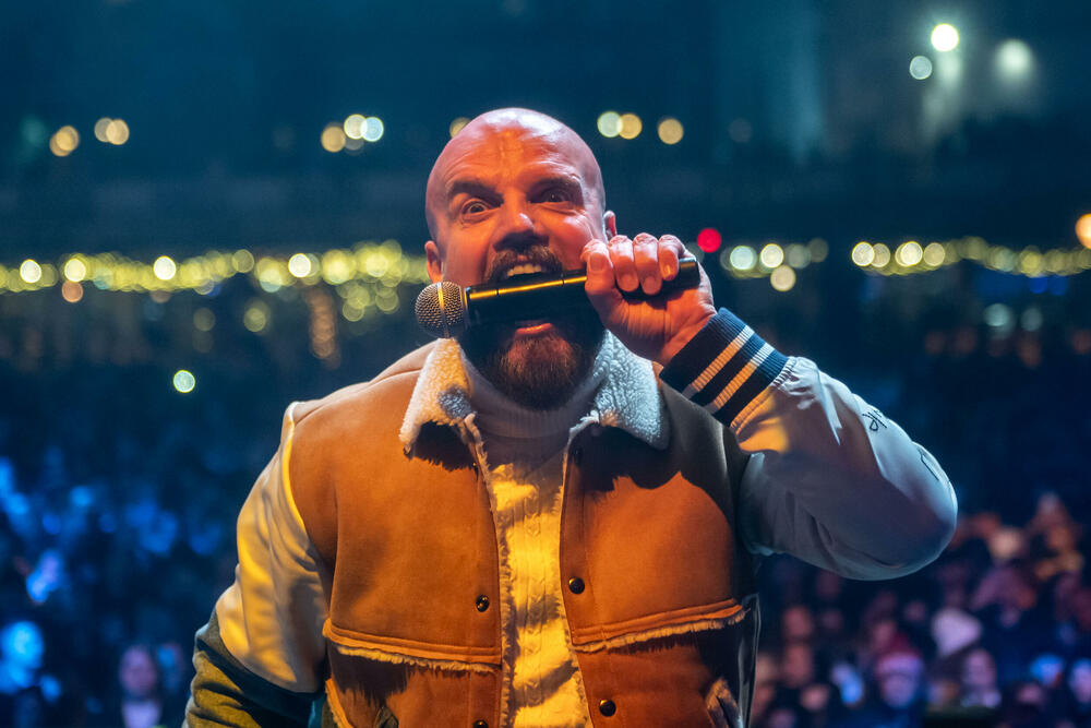 <p>Uz gromoglasne ovacije i horsko pjevanje, Rajović je napravio pravi opšti haos izvodeći svoje najveće hitove &ndash; "Usne boje vina", "Provokacija" i "Pomozite mi drugovi"</p>  <p>Trg Starog grada bio je ispunjen do posljednjeg mjesta, a emocija koja se širila među publikom učinila je da Budva te večeri diše kao jedno</p>