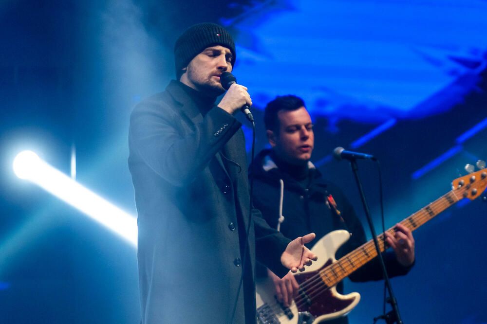 <p>Uz gromoglasne ovacije i horsko pjevanje, Rajović je napravio pravi opšti haos izvodeći svoje najveće hitove &ndash; "Usne boje vina", "Provokacija" i "Pomozite mi drugovi"</p>  <p>Trg Starog grada bio je ispunjen do posljednjeg mjesta, a emocija koja se širila među publikom učinila je da Budva te večeri diše kao jedno</p>