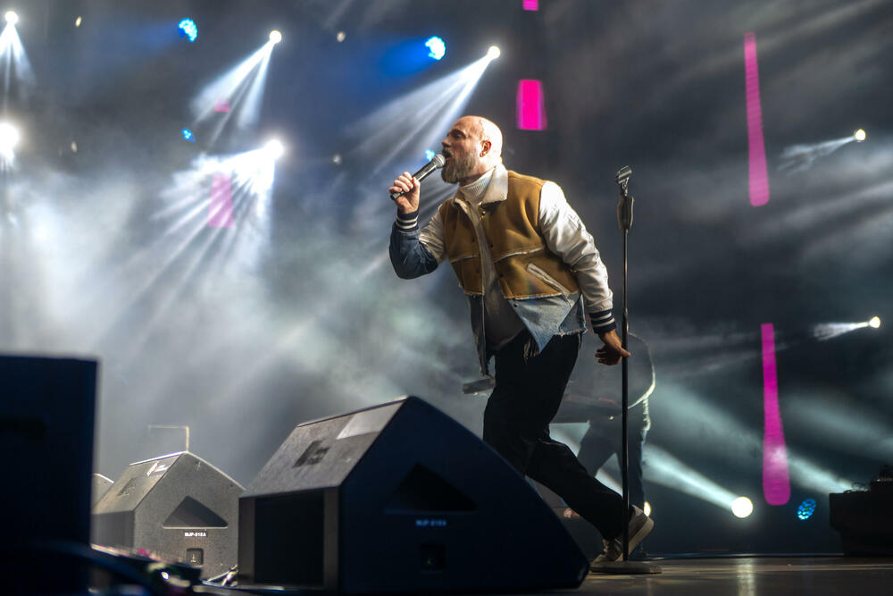 <p>Uz gromoglasne ovacije i horsko pjevanje, Rajović je napravio pravi opšti haos izvodeći svoje najveće hitove &ndash; "Usne boje vina", "Provokacija" i "Pomozite mi drugovi"</p>  <p>Trg Starog grada bio je ispunjen do posljednjeg mjesta, a emocija koja se širila među publikom učinila je da Budva te večeri diše kao jedno</p>