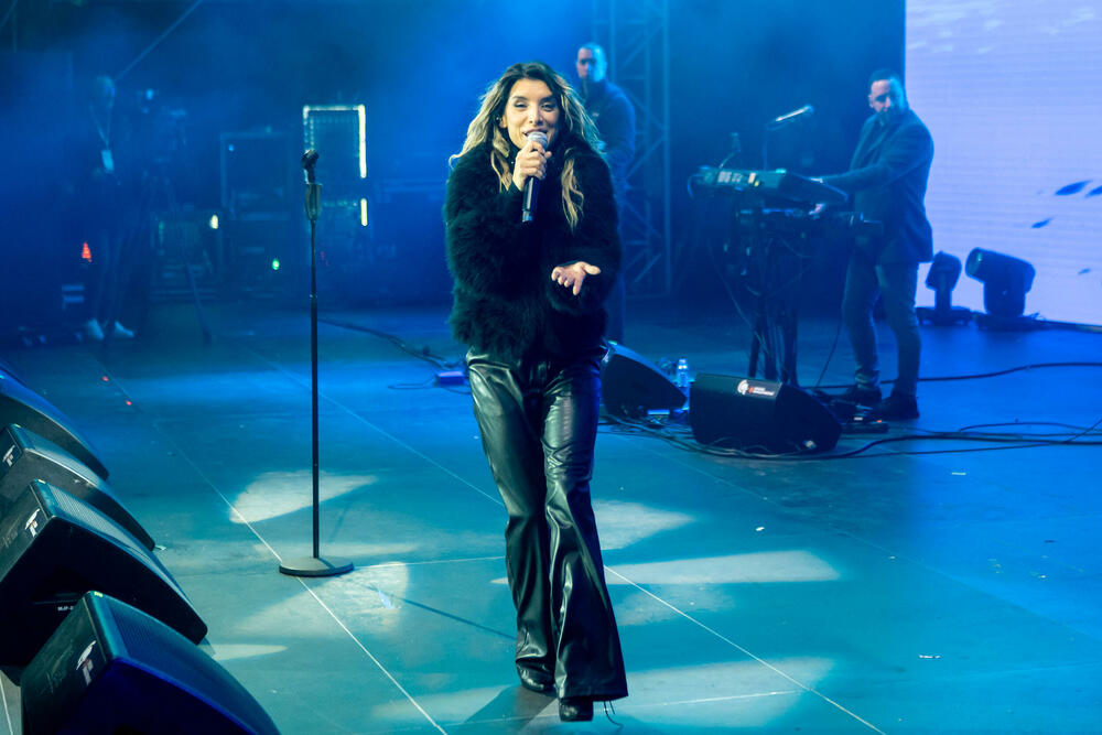 <p>Uz gromoglasne ovacije i horsko pjevanje, Rajović je napravio pravi opšti haos izvodeći svoje najveće hitove &ndash; "Usne boje vina", "Provokacija" i "Pomozite mi drugovi"</p>  <p>Trg Starog grada bio je ispunjen do posljednjeg mjesta, a emocija koja se širila među publikom učinila je da Budva te večeri diše kao jedno</p>