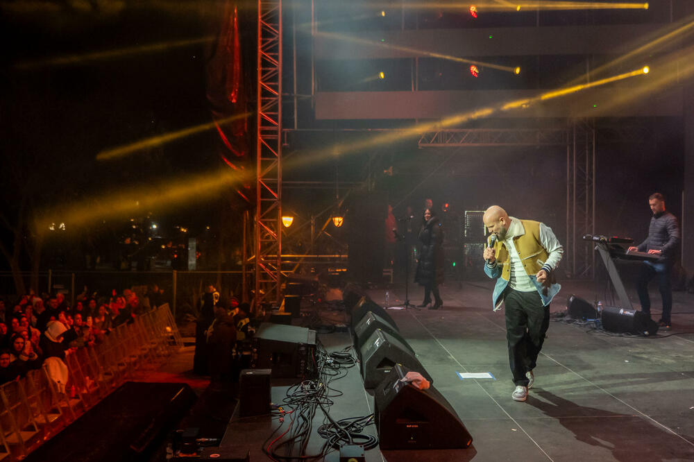 <p>Uz gromoglasne ovacije i horsko pjevanje, Rajović je napravio pravi opšti haos izvodeći svoje najveće hitove &ndash; "Usne boje vina", "Provokacija" i "Pomozite mi drugovi"</p>  <p>Trg Starog grada bio je ispunjen do posljednjeg mjesta, a emocija koja se širila među publikom učinila je da Budva te večeri diše kao jedno</p>