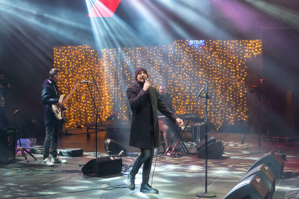 <p>Uz gromoglasne ovacije i horsko pjevanje, Rajović je napravio pravi opšti haos izvodeći svoje najveće hitove &ndash; "Usne boje vina", "Provokacija" i "Pomozite mi drugovi"</p>  <p>Trg Starog grada bio je ispunjen do posljednjeg mjesta, a emocija koja se širila među publikom učinila je da Budva te večeri diše kao jedno</p>