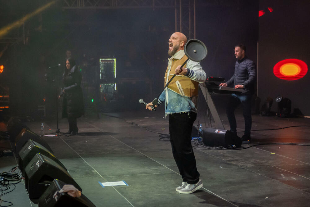 <p>Uz gromoglasne ovacije i horsko pjevanje, Rajović je napravio pravi opšti haos izvodeći svoje najveće hitove &ndash; "Usne boje vina", "Provokacija" i "Pomozite mi drugovi"</p>  <p>Trg Starog grada bio je ispunjen do posljednjeg mjesta, a emocija koja se širila među publikom učinila je da Budva te večeri diše kao jedno</p>