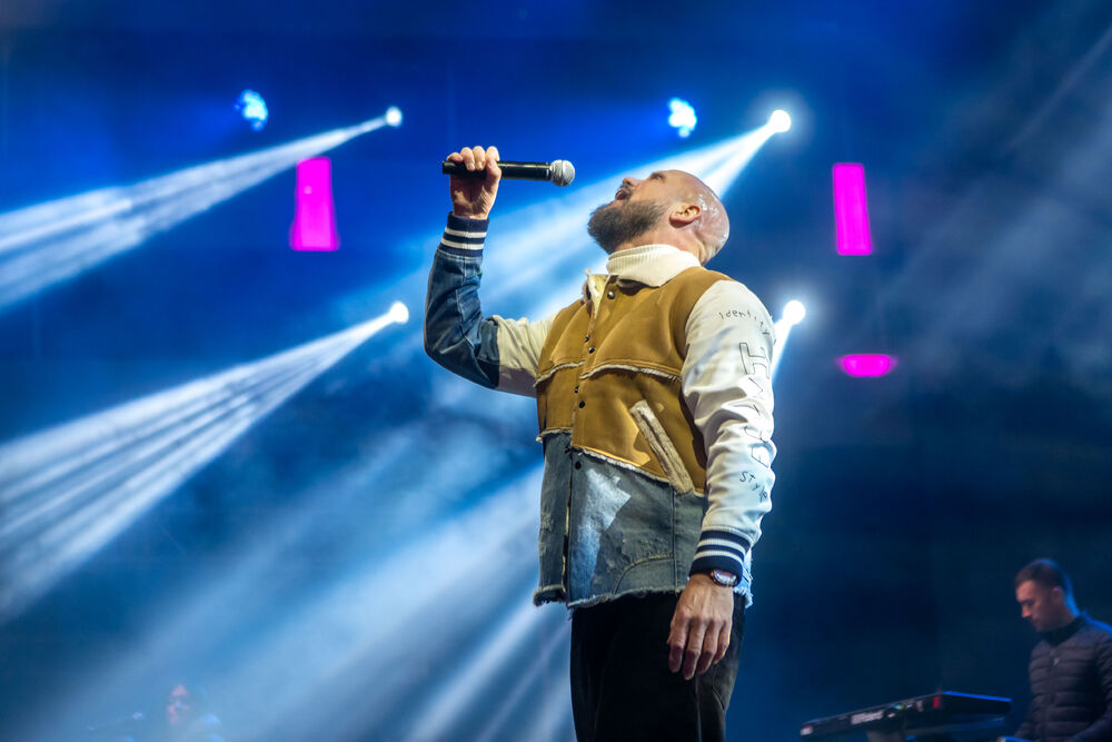 <p>Uz gromoglasne ovacije i horsko pjevanje, Rajović je napravio pravi opšti haos izvodeći svoje najveće hitove &ndash; "Usne boje vina", "Provokacija" i "Pomozite mi drugovi"</p>  <p>Trg Starog grada bio je ispunjen do posljednjeg mjesta, a emocija koja se širila među publikom učinila je da Budva te večeri diše kao jedno</p>