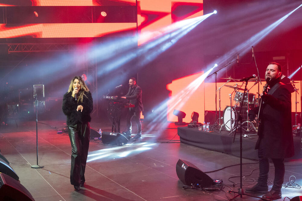 <p>Uz gromoglasne ovacije i horsko pjevanje, Rajović je napravio pravi opšti haos izvodeći svoje najveće hitove &ndash; "Usne boje vina", "Provokacija" i "Pomozite mi drugovi"</p>  <p>Trg Starog grada bio je ispunjen do posljednjeg mjesta, a emocija koja se širila među publikom učinila je da Budva te večeri diše kao jedno</p>