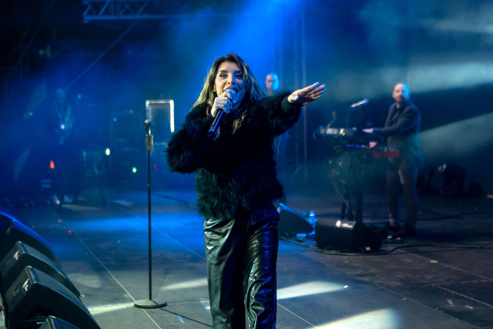 <p>Uz gromoglasne ovacije i horsko pjevanje, Rajović je napravio pravi opšti haos izvodeći svoje najveće hitove &ndash; "Usne boje vina", "Provokacija" i "Pomozite mi drugovi"</p>  <p>Trg Starog grada bio je ispunjen do posljednjeg mjesta, a emocija koja se širila među publikom učinila je da Budva te večeri diše kao jedno</p>