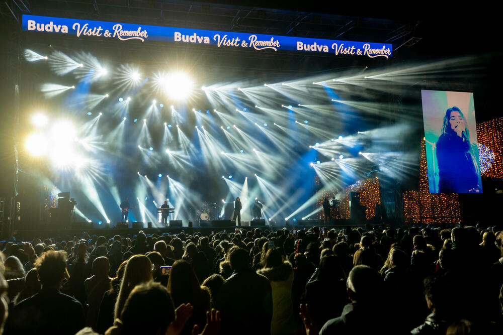 <p>Uz gromoglasne ovacije i horsko pjevanje, Rajović je napravio pravi opšti haos izvodeći svoje najveće hitove &ndash; "Usne boje vina", "Provokacija" i "Pomozite mi drugovi"</p>  <p>Trg Starog grada bio je ispunjen do posljednjeg mjesta, a emocija koja se širila među publikom učinila je da Budva te večeri diše kao jedno</p>