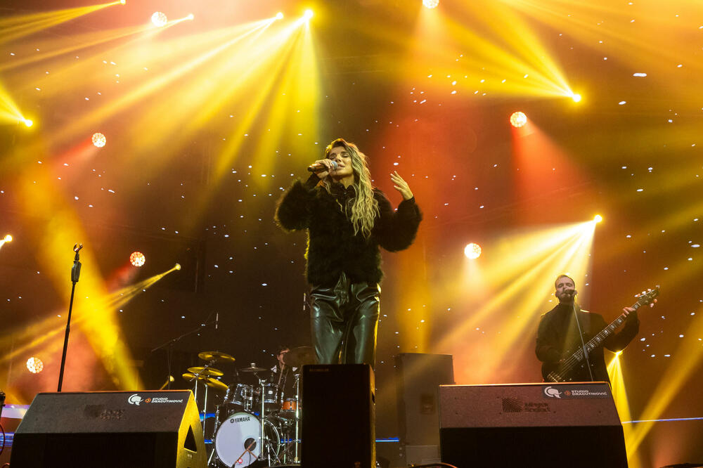 <p>Uz gromoglasne ovacije i horsko pjevanje, Rajović je napravio pravi opšti haos izvodeći svoje najveće hitove &ndash; "Usne boje vina", "Provokacija" i "Pomozite mi drugovi"</p>  <p>Trg Starog grada bio je ispunjen do posljednjeg mjesta, a emocija koja se širila među publikom učinila je da Budva te večeri diše kao jedno</p>