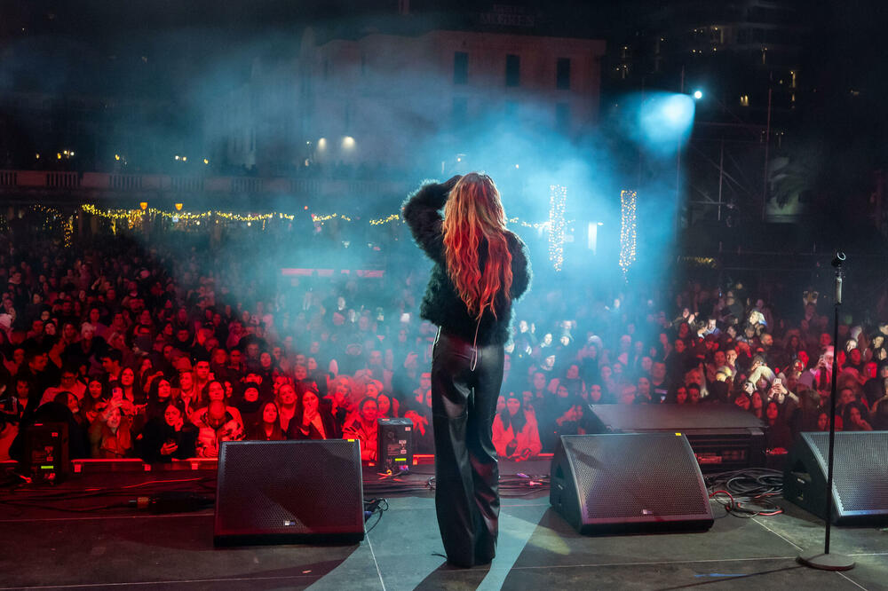 <p>Uz gromoglasne ovacije i horsko pjevanje, Rajović je napravio pravi opšti haos izvodeći svoje najveće hitove &ndash; "Usne boje vina", "Provokacija" i "Pomozite mi drugovi"</p>  <p>Trg Starog grada bio je ispunjen do posljednjeg mjesta, a emocija koja se širila među publikom učinila je da Budva te večeri diše kao jedno</p>