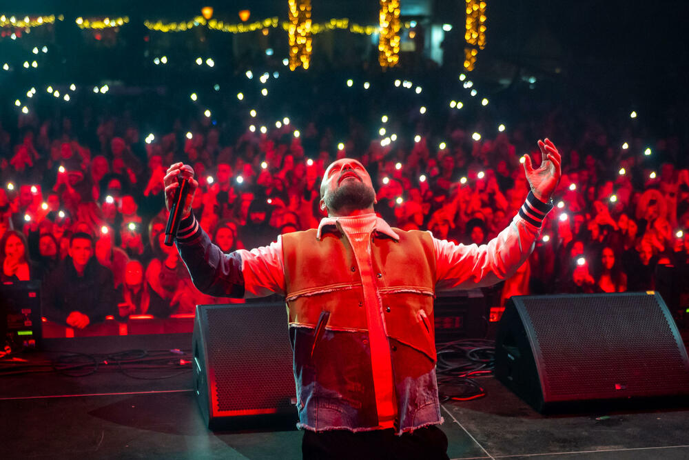 <p>Uz gromoglasne ovacije i horsko pjevanje, Rajović je napravio pravi opšti haos izvodeći svoje najveće hitove &ndash; "Usne boje vina", "Provokacija" i "Pomozite mi drugovi"</p>  <p>Trg Starog grada bio je ispunjen do posljednjeg mjesta, a emocija koja se širila među publikom učinila je da Budva te večeri diše kao jedno</p>