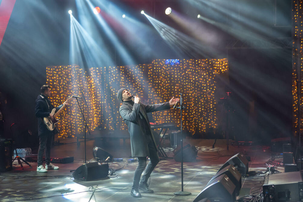 <p>Uz gromoglasne ovacije i horsko pjevanje, Rajović je napravio pravi opšti haos izvodeći svoje najveće hitove &ndash; "Usne boje vina", "Provokacija" i "Pomozite mi drugovi"</p>  <p>Trg Starog grada bio je ispunjen do posljednjeg mjesta, a emocija koja se širila među publikom učinila je da Budva te večeri diše kao jedno</p>